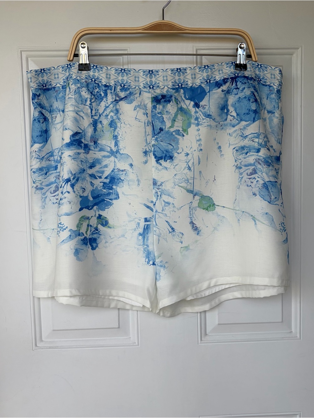 •THE SANG• Blue & White Floral Shorts – Women’s Size 3X